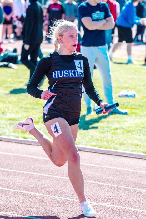 Makinley Hammitt runs her leg of the 4x200m relay to help her team finish in 3rd place.