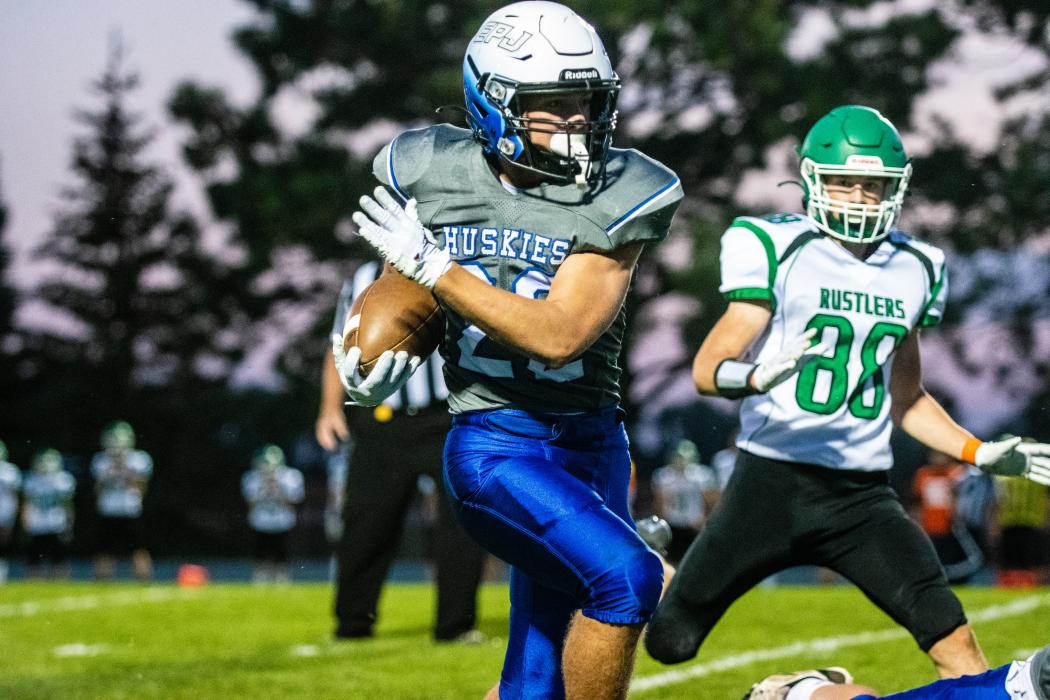 Lucas Hueser had two rushing touchdowns. He had eight carries for 125 yards against Miller/Highmore-Harrold Sept. 30. Photo by Peterman Sports Photography stevepeterman5@gmail.com