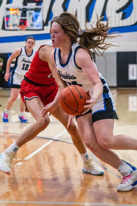 Josie Curry drives to the basket against Vermillion Jan. 17. Photo by Peterman Sports Photography stevepeterman5@gmail.com