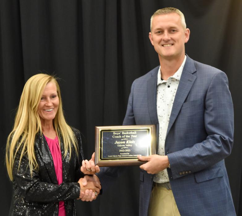 Jason Kleis accepts a plaque naming him as the Boys Basketball Coach of the Year from the South Dakota High School Coaches Association June 18. Photo by Peterman Sports Photography • stevepeterman5@gmail.com