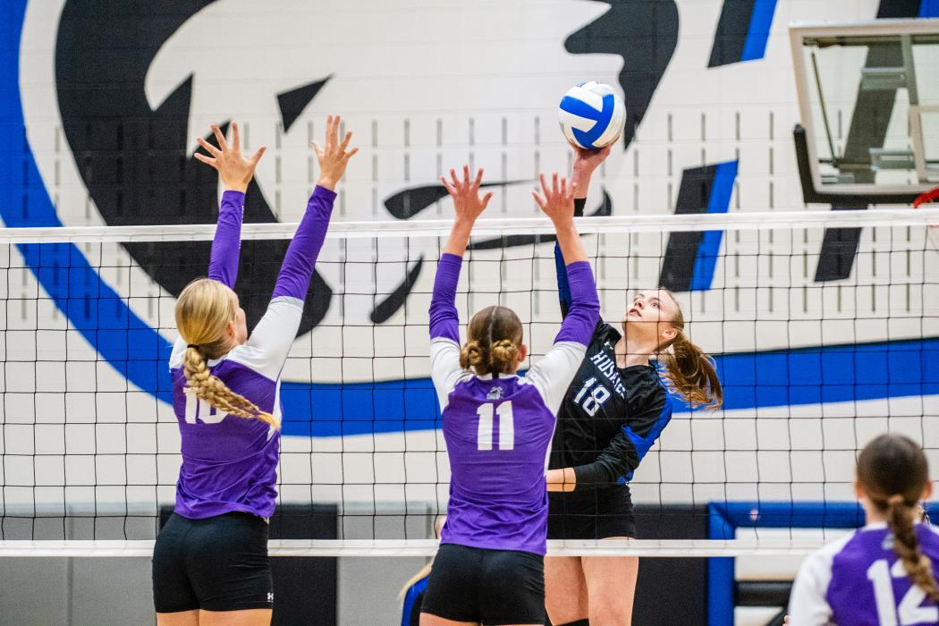 Jillyan Vande Vegte goes up for the spike and kill during the Huskies volleyball match. Photo by Peterman Sports Photography • stevepeterman5@gmail.com