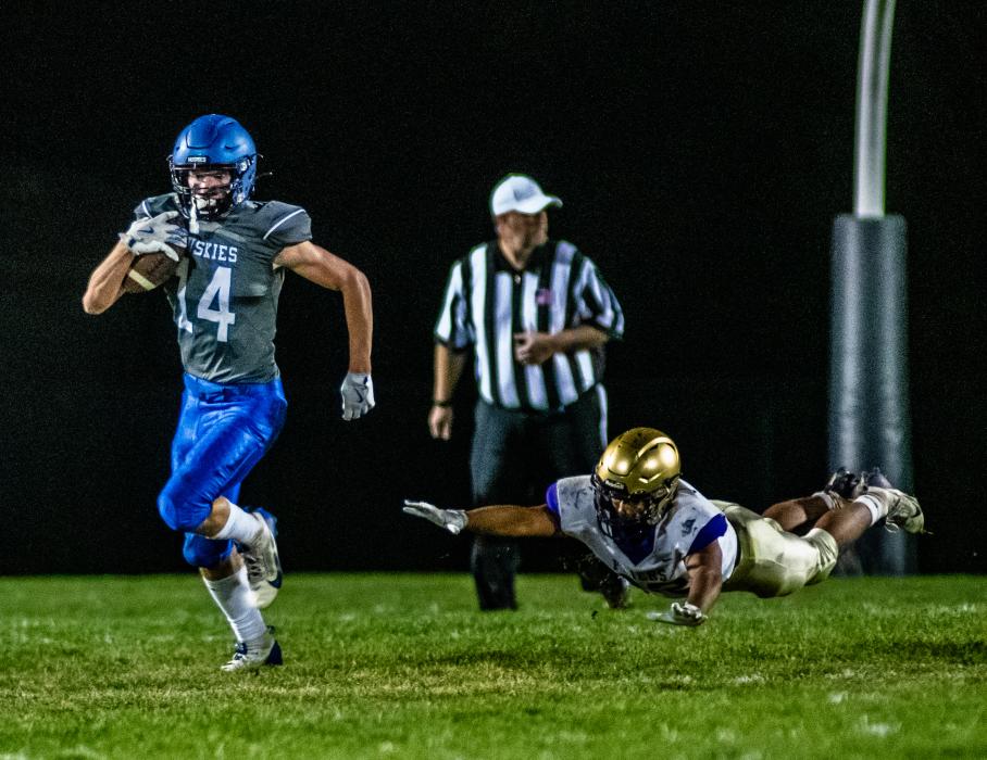 Grayson Girard takes off and gets away from a defender during the Huskies football game against Flandreau.
