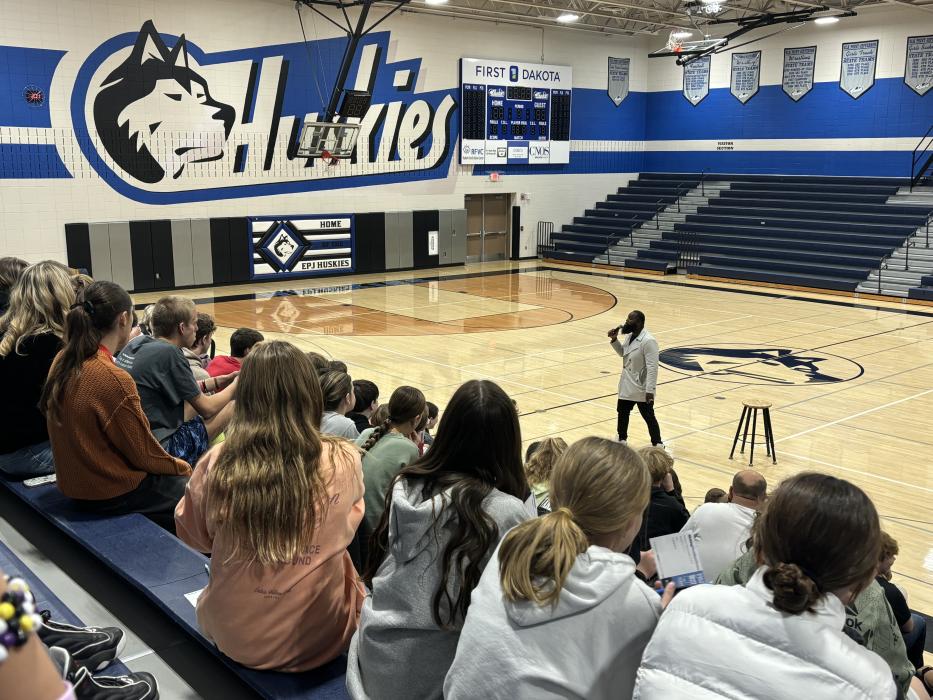 Guest speaker, retired professional football player Andre Fluellen speaks with EPJ students on November 5, 2024. Photo by Kelly Riibe • times2reporter@gmail.com