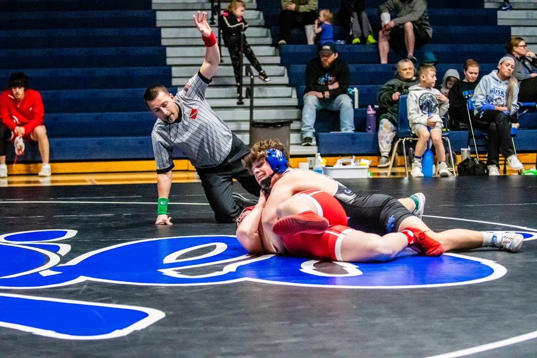 EPJ Senior Gunner Ewing looks in control against his opponent from Luverne, MN. Photo by Peterman Sports Photography • stevepeterman5@gmail.com