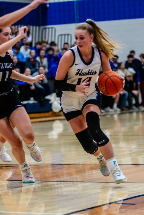 Senior Bentlee Kollbaum drives the lane for the Huskies on February 6, 2025. Photos by Peterman Sports Photography • stevepeterman5@gmail.com