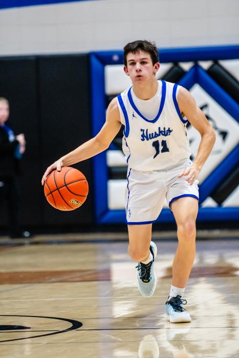 Chase Swanson led the Huskies in scoring on February 6, 2025. Ben Prouty brings the ball up the floor during EPJ’s home game versus DV. Photos by Peterman Sports Photography • stevepeterman5@gmail.com