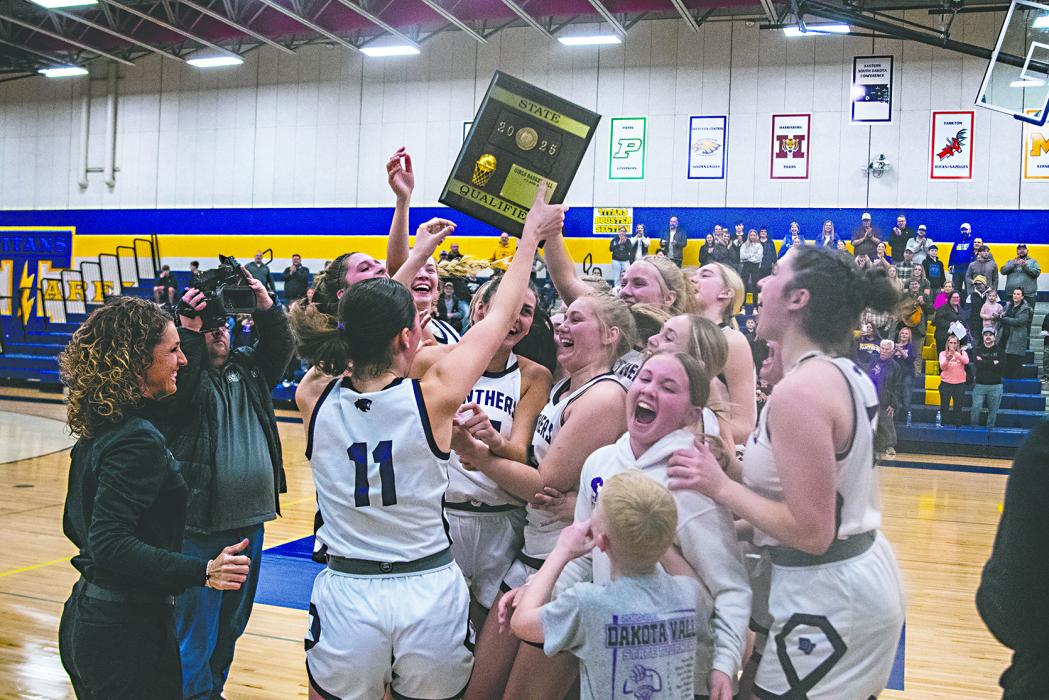 The DV Panther’s girls basketball team celebrates as they hold the award plaque proudly. Photos by Peterman Sports Photography • stevepeterman5@gmail.com