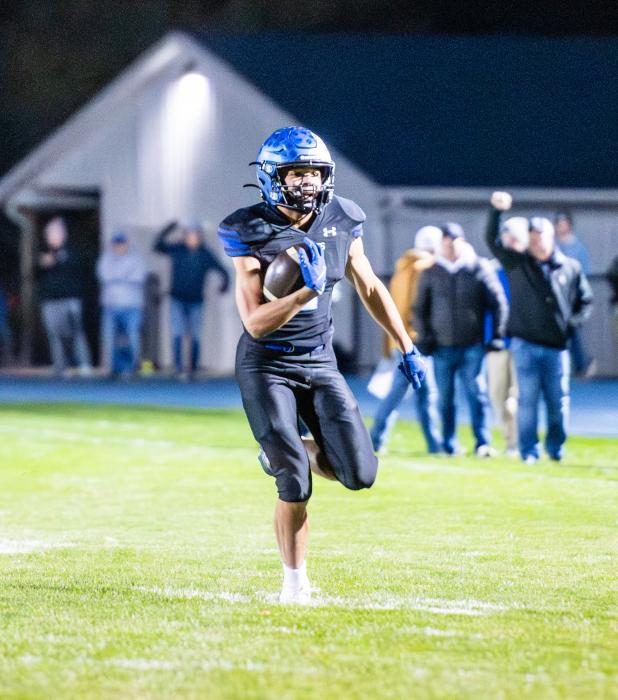 Aiden Hammitt scored multiple times for the Huskies and was EPJ’s leading rusher on Thursday, October 30, 2025. Photo by Peterman Sports Photography • stevepeterman5@gmail.com
