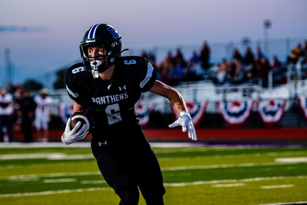 DakotaValley’s Matthew Bryan had a touchdown reception during the homecoming football game. Photo by Peterman Sports Photography • stevepeterman5@gmail.com